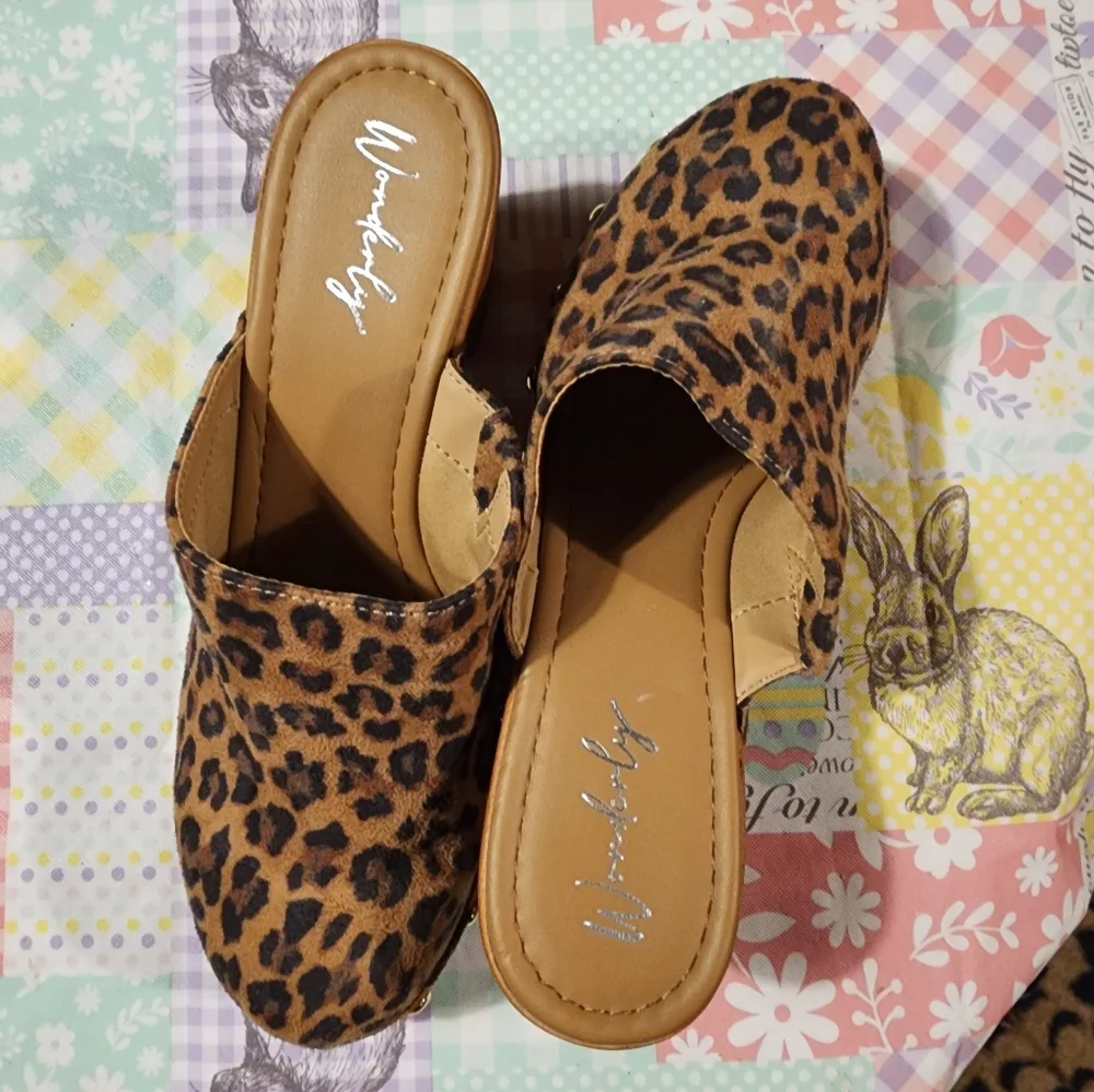 Cheeta print clogs size 7 ½ - Picture 1 of 4